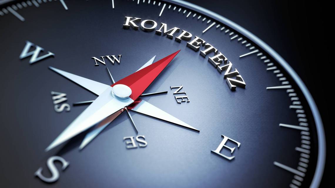 Kompass: Rote Nadel zeigt auf das Wort Kompetenz